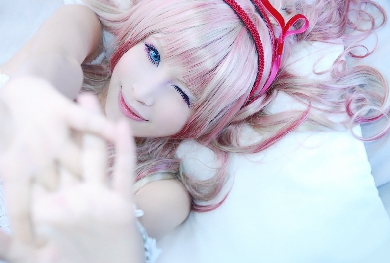 声優・遠藤綾の誕生日記念コスプレ特集｜『マクロスF』シェリルなど